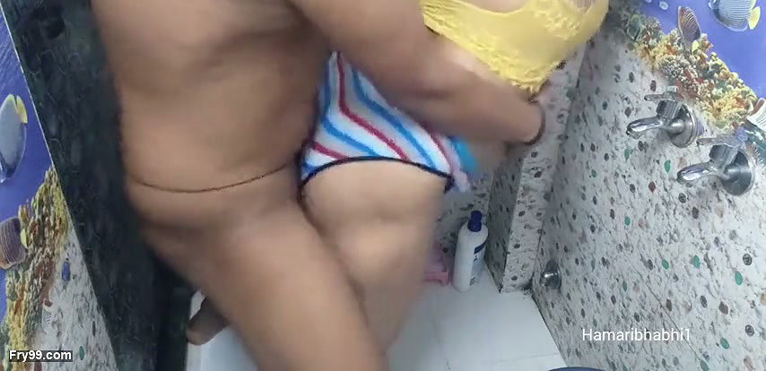 Indian Homemade Bathroom Sex Video With Milf Bhabhi. Cum in Mouth