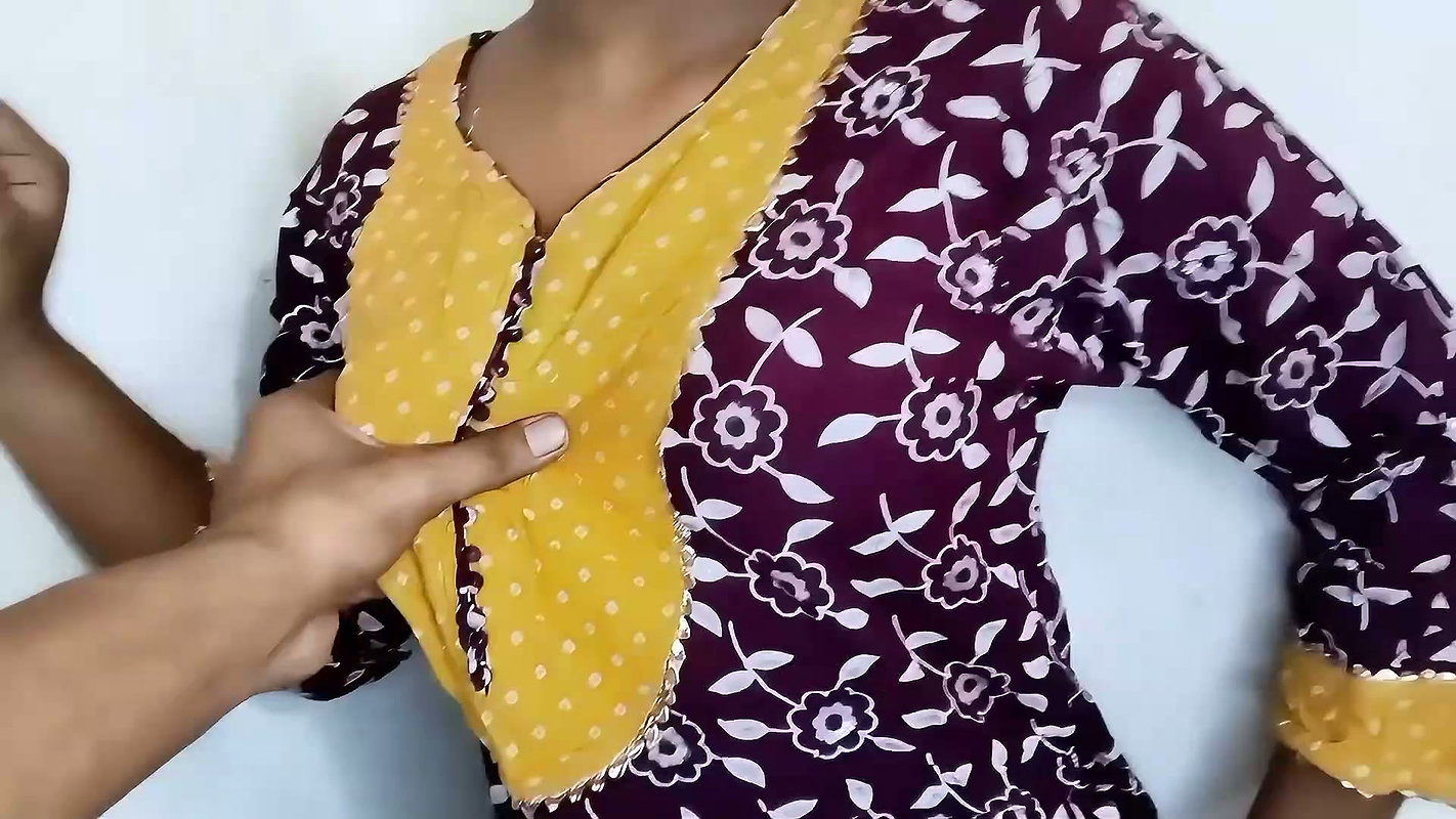 My hot beautiful Bhabhi offer me to have sex with her bcz my big brother can’t satisfy her on bed