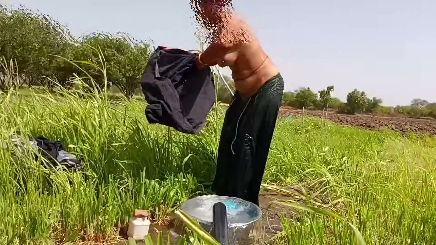 Kheton mein desi sauteli bahan Sadi utaar kar Naha Rahi Hai khula bathroom jungle mein bhabhi Naha rahi hai sasur ji ne deka outdoor Bahhroo