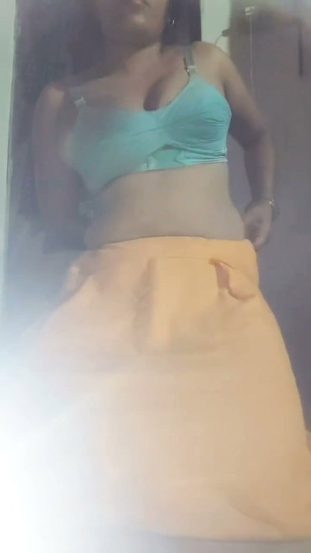 Sister-in-law took water out of her pussy and showed it sister-in-law’s sex