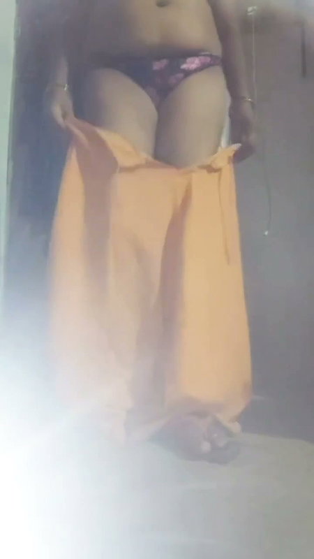 Sister-in-law took water out of her pussy and showed it sister-in-law’s sex