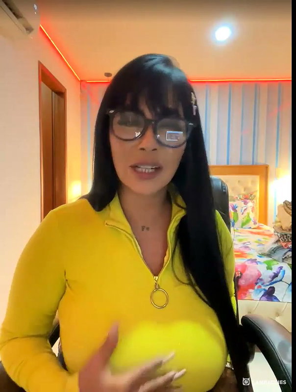 mom showing her massive tits 22