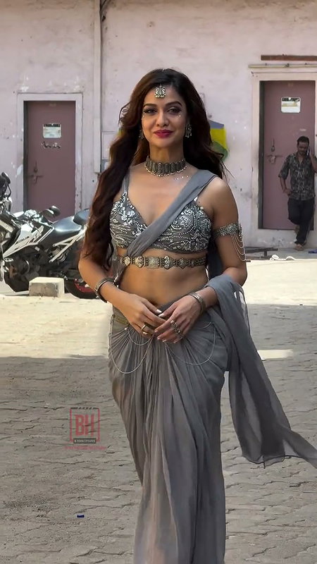 AGARWAL LICKABLE NAVEL AND CUTE CLEAVAGE TEASE 22