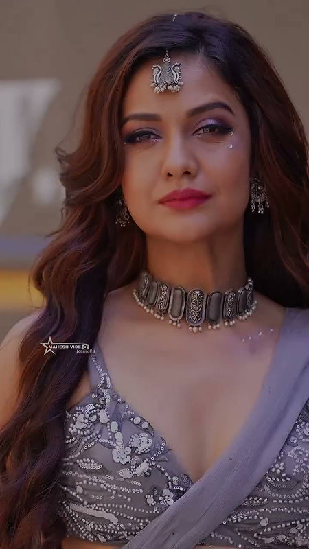 AGARWAL LICKABLE NAVEL AND CUTE CLEAVAGE TEASE 24