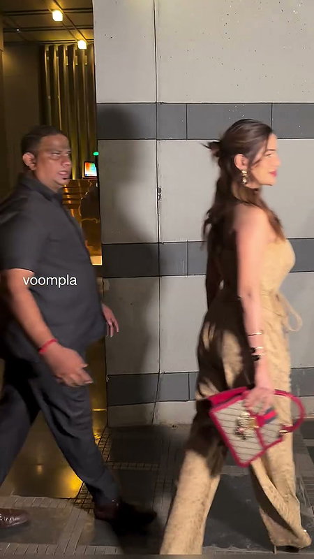 NAUGHTY POONAM PANDEY POPPING CLEAVAGE VIEW VIDEOS 22
