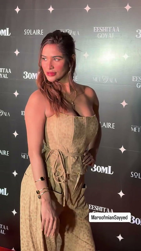 NAUGHTY POONAM PANDEY POPPING CLEAVAGE VIEW VIDEOS 24
