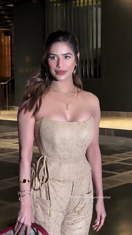 NAUGHTY POONAM PANDEY POPPING CLEAVAGE VIEW VIDEOS 26