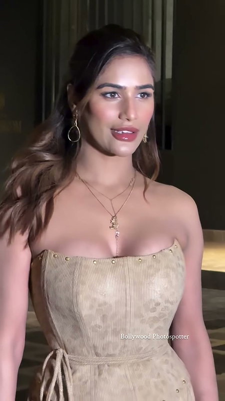 NAUGHTY POONAM PANDEY POPPING CLEAVAGE VIEW VIDEOS 26