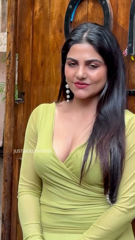 SHARMA IRRESISTIBLE FLAUNTING HER CUTE CLEAVAGE 22