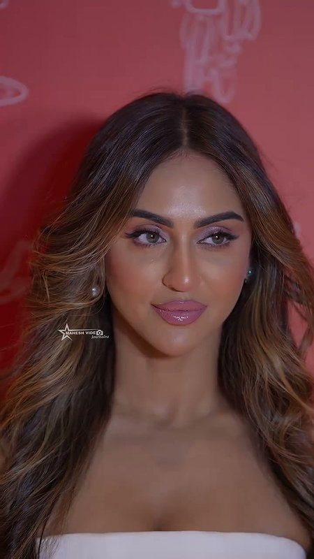 DSOUZA HOTTIE BOLD CHICK YUM CLEVAGE AND THIGHS TEASE VIDEOS 22