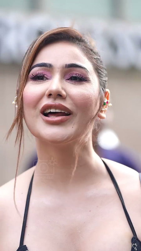 SEDUCTRESS KANGNA SHARMA MOUTHWATERING BOOBS SUCKABLE CLEAVAGE EXPOSE VIDEOS2