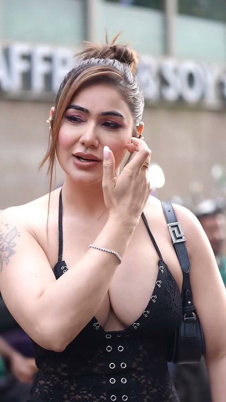 SEDUCTRESS KANGNA SHARMA MOUTHWATERING BOOBS SUCKABLE CLEAVAGE EXPOSE VIDEOS2