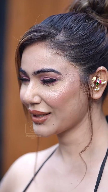 SEDUCTRESS KANGNA SHARMA MOUTHWATERING BOOBS SUCKABLE CLEAVAGE EXPOSE VIDEOS6