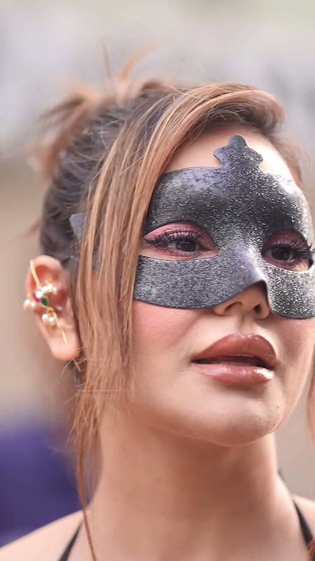 SEDUCTRESS KANGNA SHARMA MOUTHWATERING BOOBS SUCKABLE CLEAVAGE EXPOSE VIDEOS8
