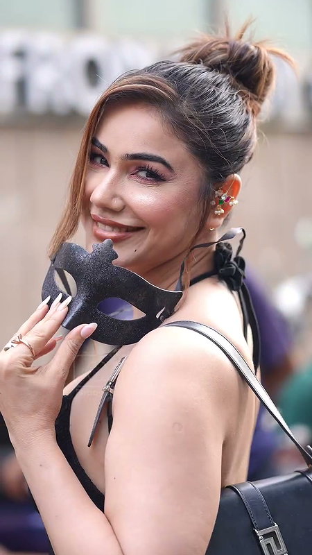 SEDUCTRESS KANGNA SHARMA MOUTHWATERING BOOBS SUCKABLE CLEAVAGE EXPOSE VIDEOS8