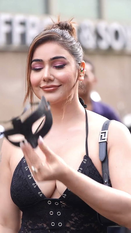 SEDUCTRESS KANGNA SHARMA MOUTHWATERING BOOBS SUCKABLE CLEAVAGE EXPOSE VIDEOS8