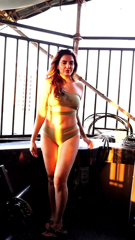 BOLE HOTTIE BUSTY TEMPTRESS TEASE HQ VIDEO 22