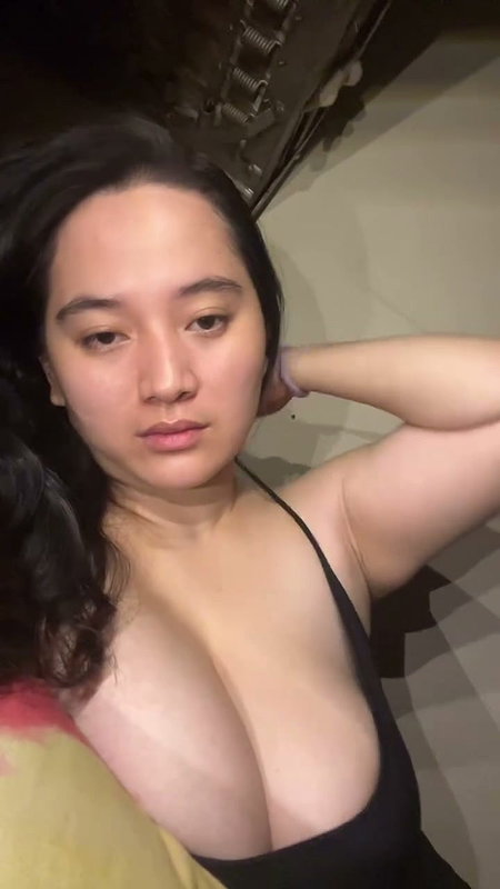 chubby lasy huge tits and cleavage 22