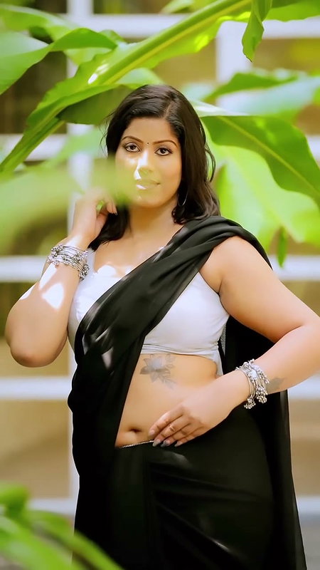 scaria sexy navel and boobs in white and black saree 22