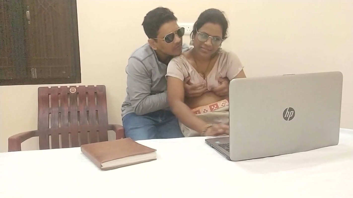 Cute Delhi IT Professor Hot Sex with Student at Home in Saree