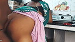 Bhabhi green saree mein cudai Apne Dewar ke sath kichen mein