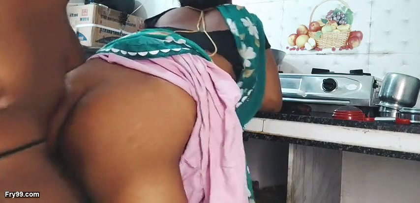 Bhabhi green saree mein cudai Apne Dewar ke sath kichen mein