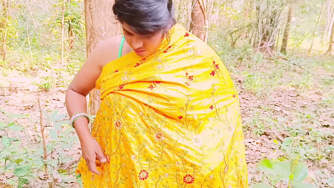 Outdoor Jungle Sex. Desi Bhabi Fucking Husbend’s Small Stepbrother Big Dick in Forest. Telugu Dirty Talks