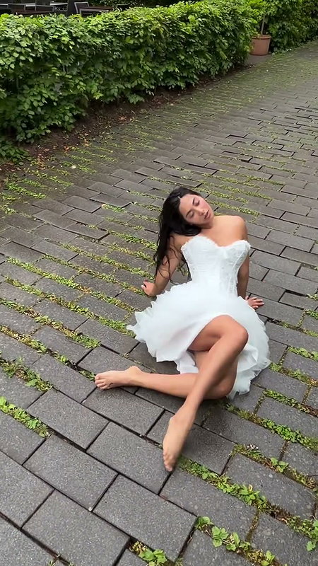 BABE TOO EROTIC VIEW TEASE 2