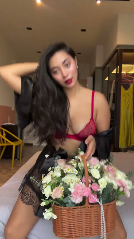 BOMBSHELL CURVY FIGURE IN LINGERIE WILD SHOOT 2