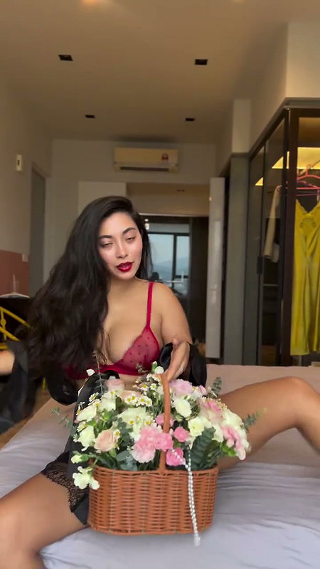 BOMBSHELL CURVY FIGURE IN LINGERIE WILD SHOOT 2