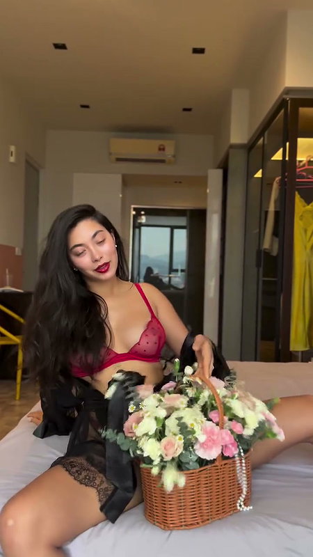 BOMBSHELL CURVY FIGURE IN LINGERIE WILD SHOOT 2