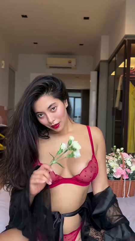 BOMBSHELL CURVY FIGURE IN LINGERIE WILD SHOOT 2