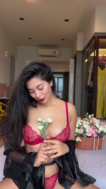 BOMBSHELL CURVY FIGURE IN LINGERIE WILD SHOOT 2