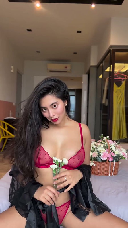 BOMBSHELL CURVY FIGURE IN LINGERIE WILD SHOOT 2