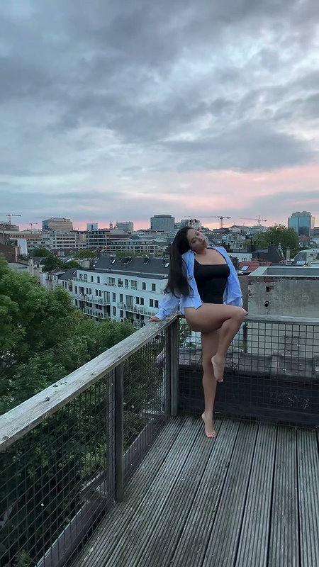 SLUTTY DIVA FLAWLESS ASS AND SEXT THIGHS TEASE 2