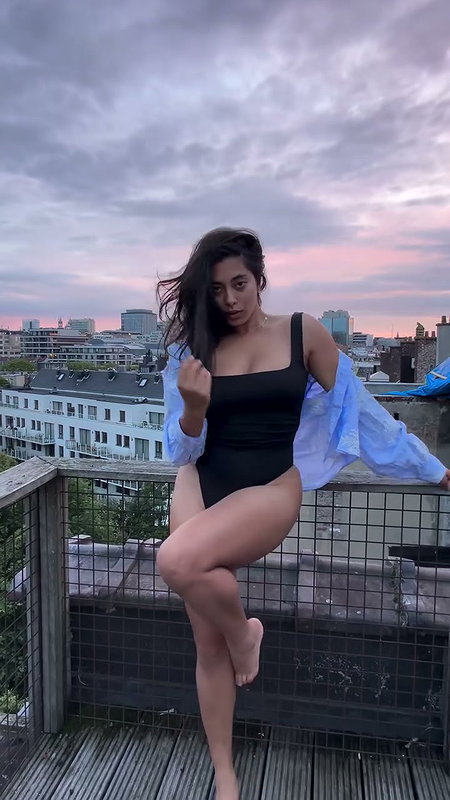 SLUTTY DIVA FLAWLESS ASS AND SEXT THIGHS TEASE 2