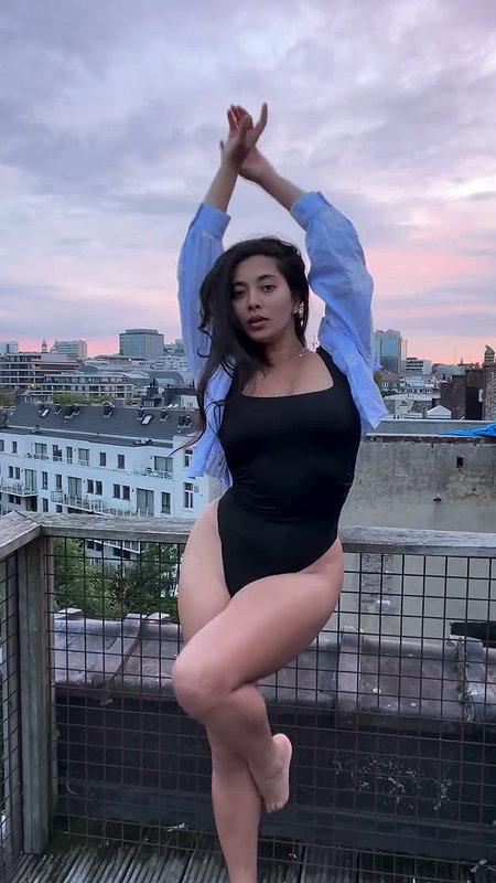 SLUTTY DIVA FLAWLESS ASS AND SEXT THIGHS TEASE 2