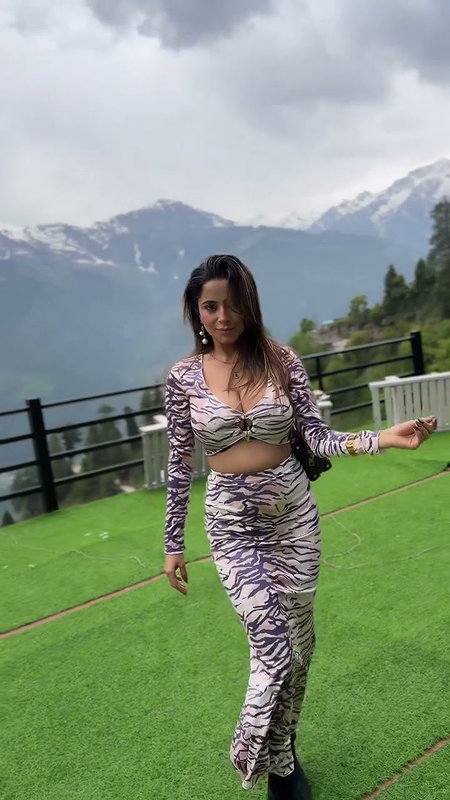 AND BOMBSHELL KATE SHARMA IRRESISTIBLE GETTING READY NAUGHTY TEASE 2