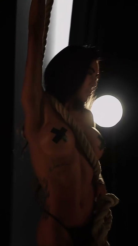 SEXY MODEL NAKED WILD SHOOT SEDUCTION 2