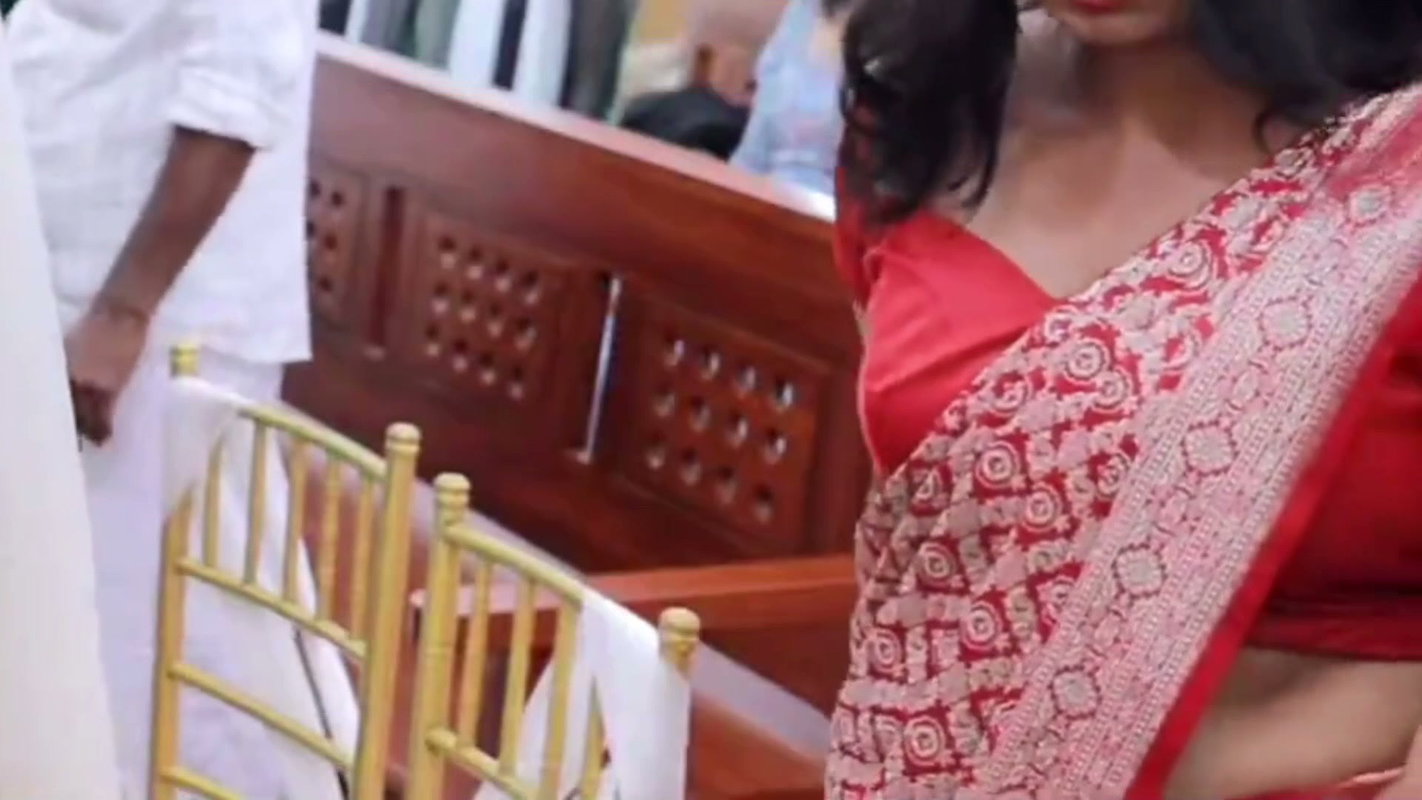 malayali girl sexy tummy cleavage in red saree 2 2