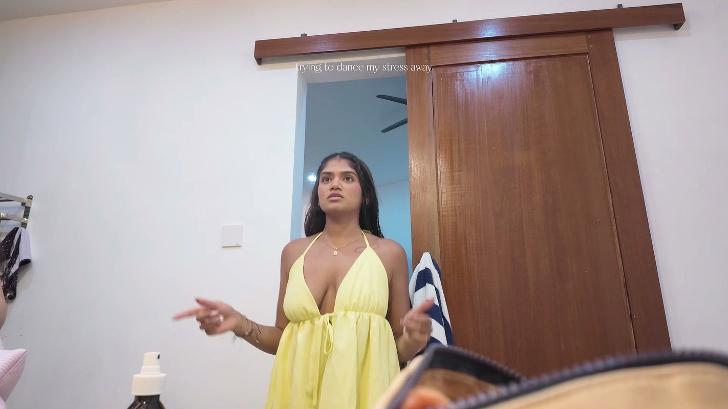 desi beauty sexy hanging breast and cleavage in yellow and other costume 2 2