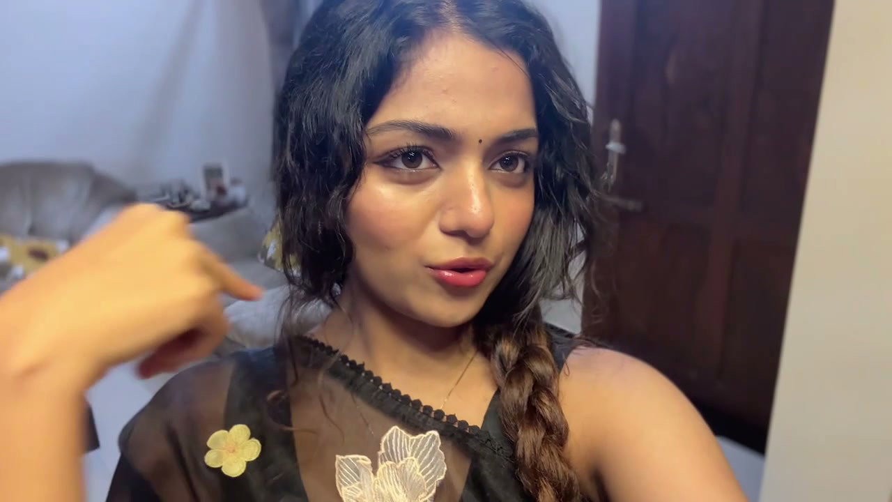 Krishna and diya krishna hot navel in saree 2 2