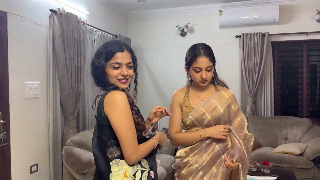 Krishna and diya krishna hot navel in saree 2 2