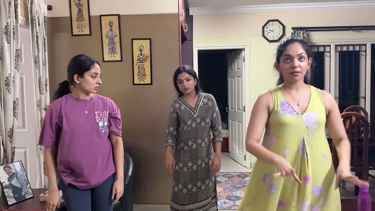 Krishna and diya krishna hot navel in saree 2 2