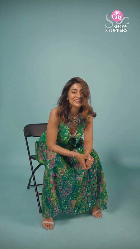 TEMPTING SHRIYA SARAN CUTE CLEAVAGE SHOOT 2