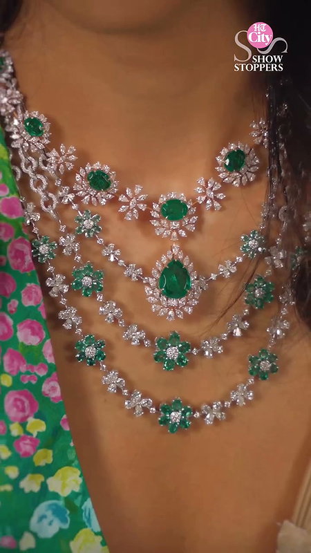 TEMPTING SHRIYA SARAN CUTE CLEAVAGE SHOOT 2