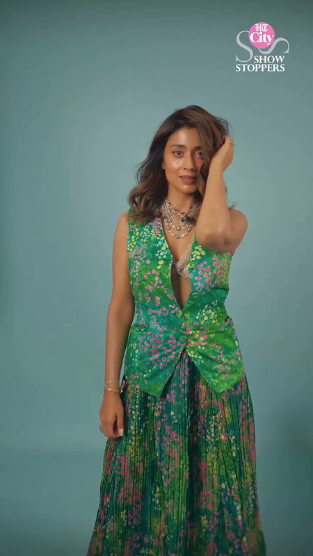 TEMPTING SHRIYA SARAN CUTE CLEAVAGE SHOOT 2