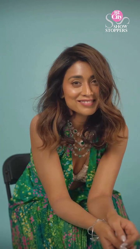 TEMPTING SHRIYA SARAN CUTE CLEAVAGE SHOOT 2