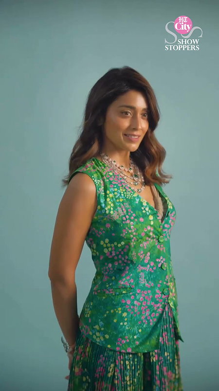 TEMPTING SHRIYA SARAN CUTE CLEAVAGE SHOOT 2