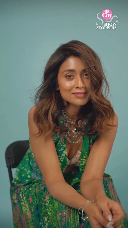 TEMPTING SHRIYA SARAN CUTE CLEAVAGE SHOOT 2